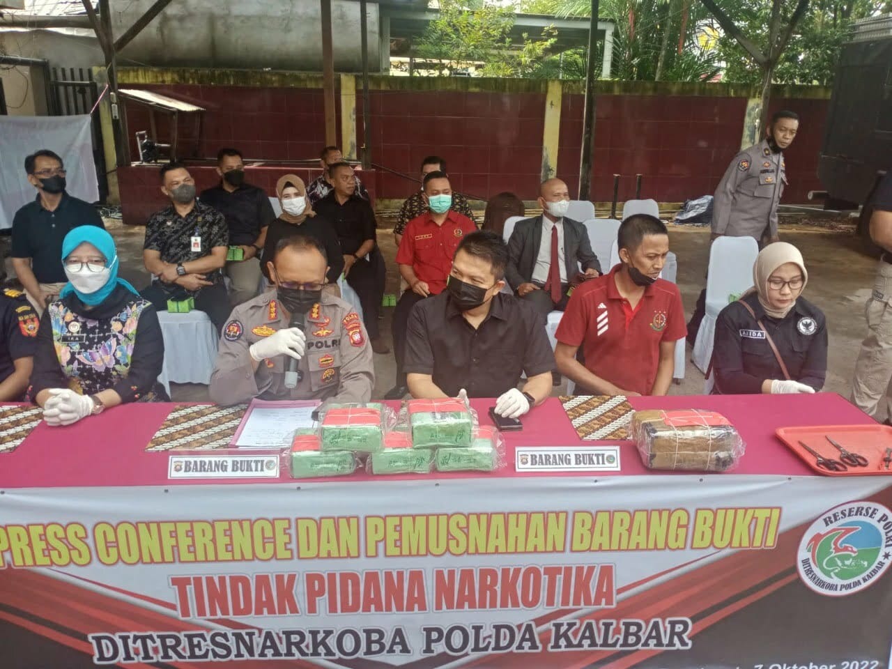 Konferensi pers pemusnahan barang bukti narkotika di Kantor Direktorat Reserse Narkoba Polda Kalbar. (Foto: Jauhari)