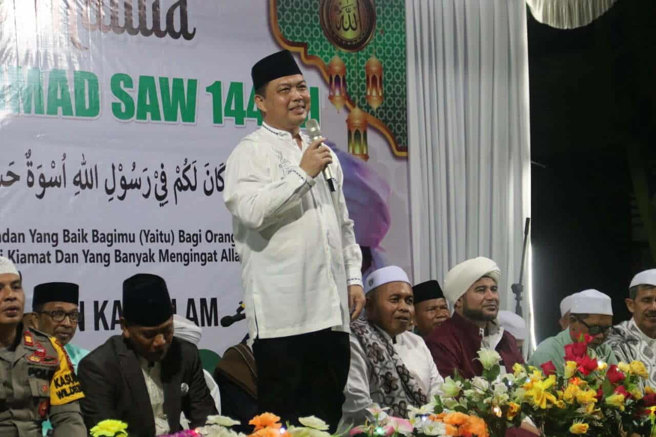 Wakil Gubernur Kalbar, Ria Norsan memberikan sambutan pada peringatan Maulid Nabi Muhammad SAW 1444 H/2022 M yang diselenggarakan oleh Pondok Pesantren Hidayaturrahman Kalinilam, Rabu (05/10/2022) malam. (Foto: Biro Adpim For KalbarOnline.com)