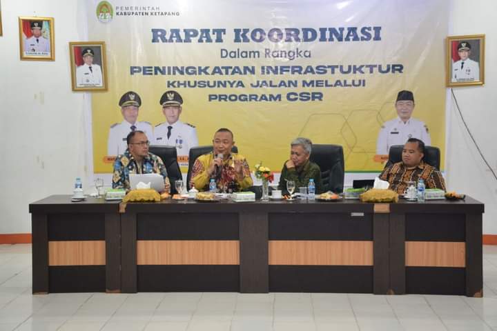 Rapat koordinasi peningkatan infrastruktur jalan melalui program Corporate Social Responsibility, di Pendopo Bupati Ketapang, Kamis (06/10/2022). (Foto: Adi LC)