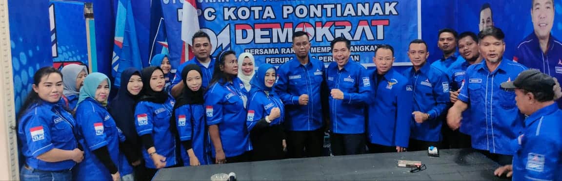 Ketua DPC Partai Demokrat Kota Pontianak, Tan Lie Hian berfoto bersama jajaran pengurus. (Foto: Jauhari)