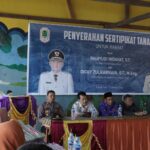 Wakil Bupati Kapuas Hulu, Wahyudi Hidayat memberikan sambutan pada acara penyerahan sertifikat tanah kepada warga Desa Piasak Hulu, Kecamatan Selimbau, Jumat (07/10/2022). (Foto: Ishaq)