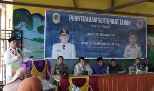 Wakil Bupati Kapuas Hulu, Wahyudi Hidayat memberikan sambutan pada acara penyerahan sertifikat tanah kepada warga Desa Piasak Hulu, Kecamatan Selimbau, Jumat (07/10/2022). (Foto: Ishaq)
