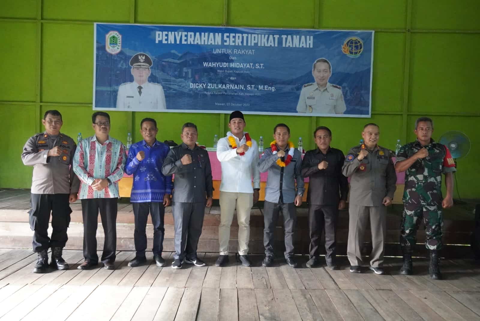 Wakil Bupati Kapuas Hulu, Wahyudi Hidayat berfoto bersama di sela-sela menghadiri acara penyerahan sertifikat tanah kepada warga Desa Mawan, Kecamatan Selimbau, Jumat (07/10/2022). (Foto: Ishaq)