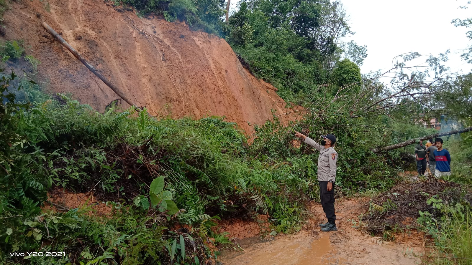 Lokasi longsor persis berada di jalur Desa Siling Permai, Kecamatan Sayan. (Foto: Bahrum Sirait)