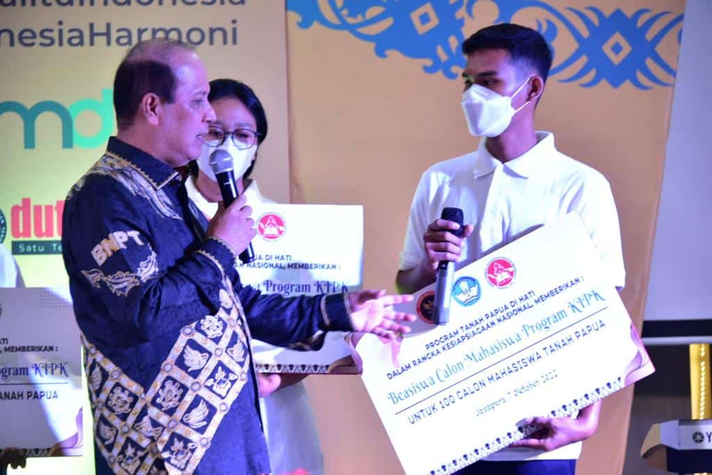 Kepala BNPT RI, Komjen Pol Boy Rafli Amar menyerahkan beasiswa pendidikan Kartu Indonesia Pintar Kuliah (KIPK) kepada 60 putra-putri Papua di Jayapura, Jumat (07/10/2022). (Foto: Istimewa)