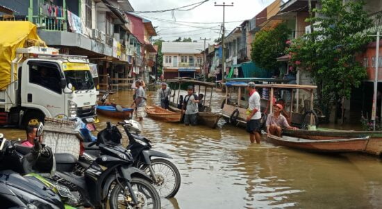 Kondisi banjir di Pasar Kota Nanga Pinoh yang terletak di kawasan pantai Sungai Melawi. (Foto: Bahrum Sirait)