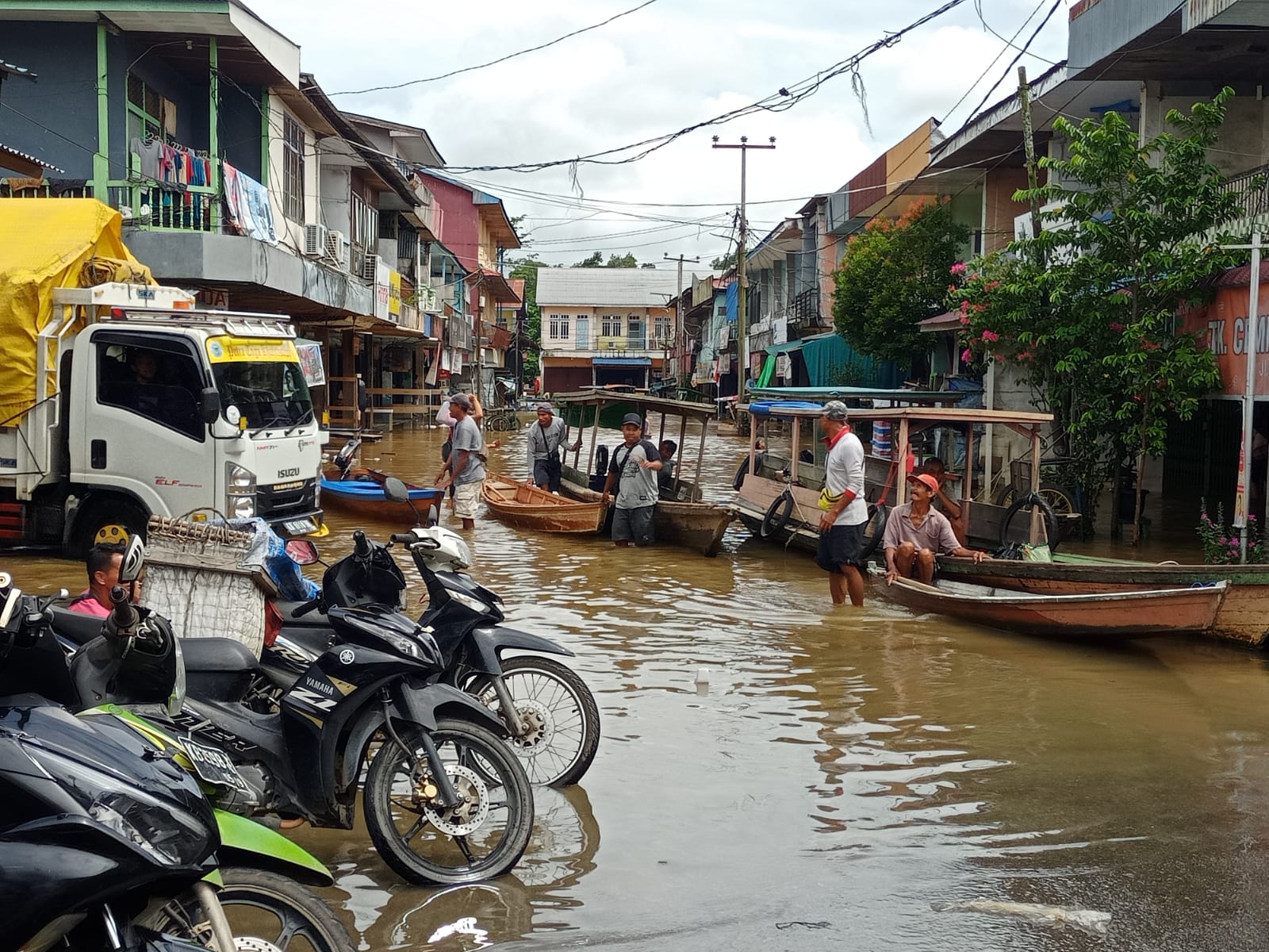 Kondisi banjir di Pasar Kota Nanga Pinoh yang terletak di kawasan pantai Sungai Melawi. (Foto: Bahrum Sirait)