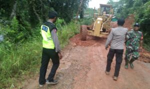 Petugas terus berupaya melakukan evakuasi terhadap material longsor di jalan provinsi yang sempat tertutup di Desa Siling Permai, Kecamatan Sayan, Kabupaten Melawi. (Foto: Bahrum Sirait)