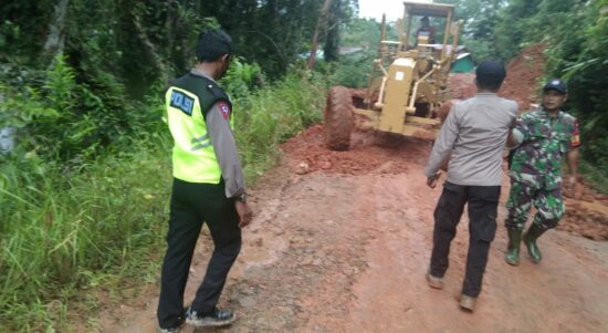 Petugas terus berupaya melakukan evakuasi terhadap material longsor di jalan provinsi yang sempat tertutup di Desa Siling Permai, Kecamatan Sayan, Kabupaten Melawi. (Foto: Bahrum Sirait)