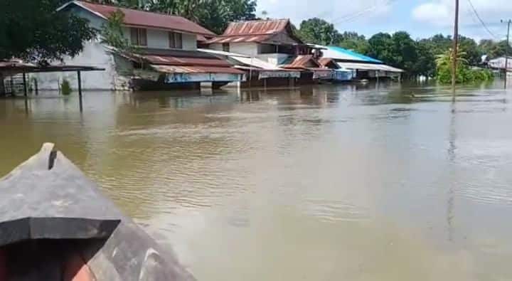 Kondisi banjir di Kecamatan Jelai Hulu, Ketapang. (Foto: Adi LC)
