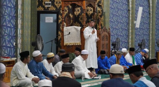 Wakil Bupati Kapuas Hulu, Wahyudi Hidayat memberikan kata sambutan pada acara peringatan Maulid Nabi Muhammad SAW 1444 H di Masjid Besar Darussalam, Desa Kedamin Hilir, Putussibau Selatan. (Foto: Ishaq)