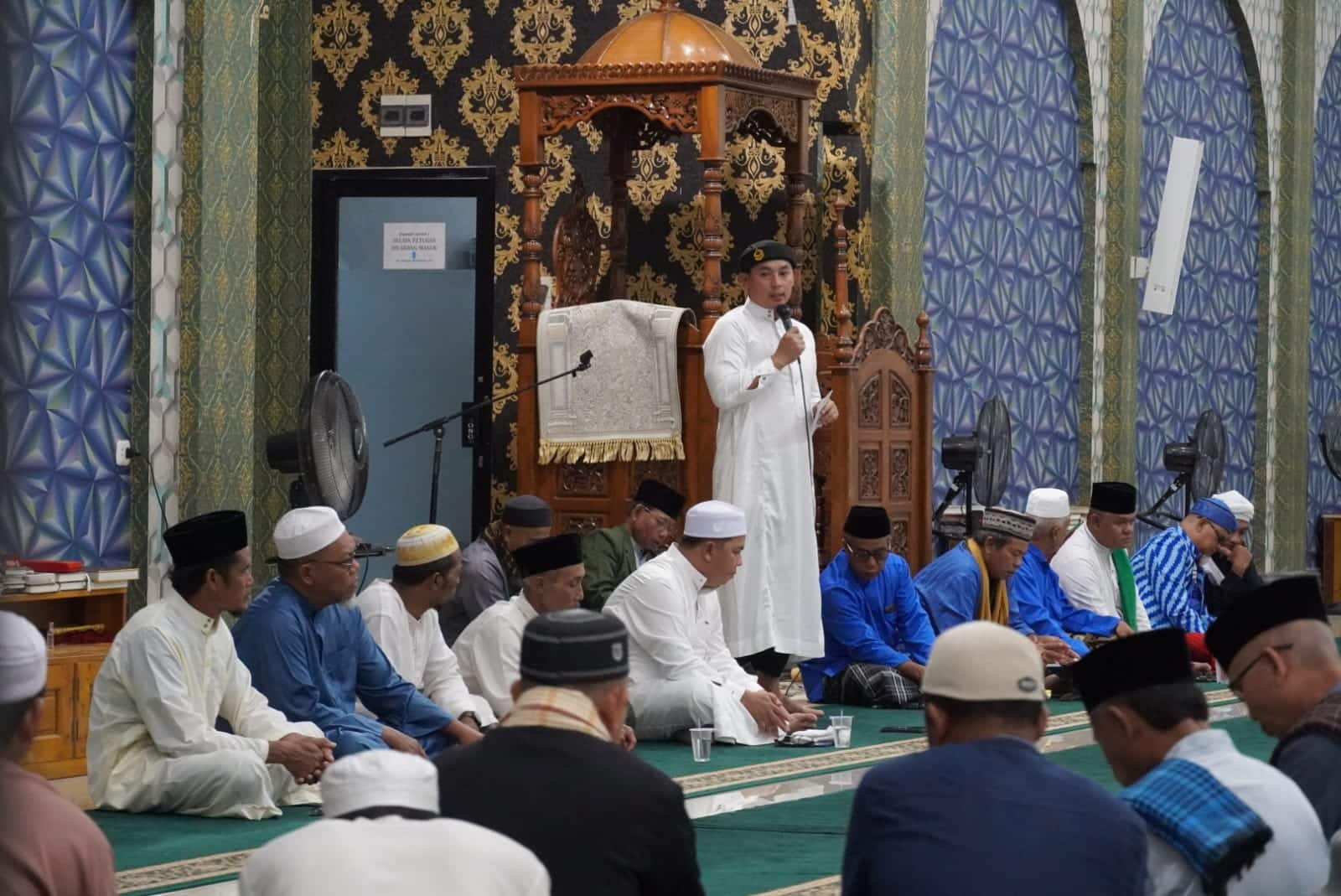 Wakil Bupati Kapuas Hulu, Wahyudi Hidayat memberikan kata sambutan pada acara peringatan Maulid Nabi Muhammad SAW 1444 H di Masjid Besar Darussalam, Desa Kedamin Hilir, Putussibau Selatan. (Foto: Ishaq)