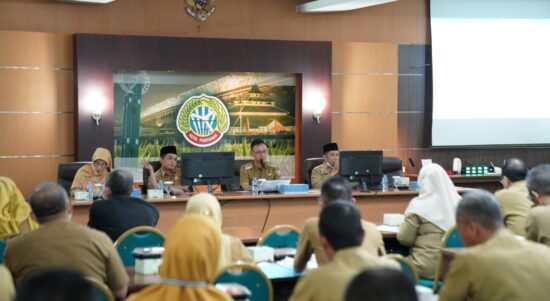 Wali Kota Pontianak, Edi Rusdi Kamtono memimpin rapat koordinasi persiapan Hari Jadi ke-251 Kota Pontianak. (Foto: Kominfo/Prokopim For KalbarOnline.com)