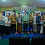 Wakil Bupati Ketapang, Farhan berfoto bersama para pemenang Musabaqoh Tilawatil Qur'an (MTQ) Tingkat Desa se-Desa Kinjil Pesisir Tahun 2022. (Foto: Adi LC)