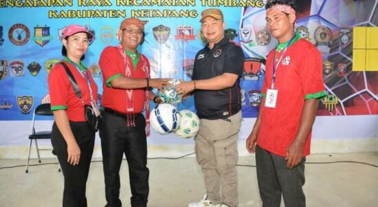 Sekda Ketapang, Alexander Wilyo membuka Open Turnamen Depara Cup Seri II Tahun 2022 di Desa Pengatapan Raya. (Foto: Adi LC)