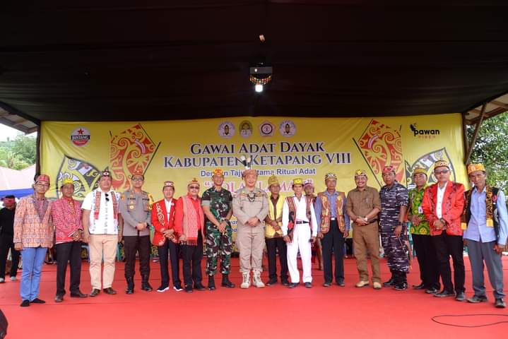Foto bersama Gawai Adat Dayak Kabupaten Ketapang Kalimantan Barat ke-VIII Tahun 2022. (Foto: Adi LC)