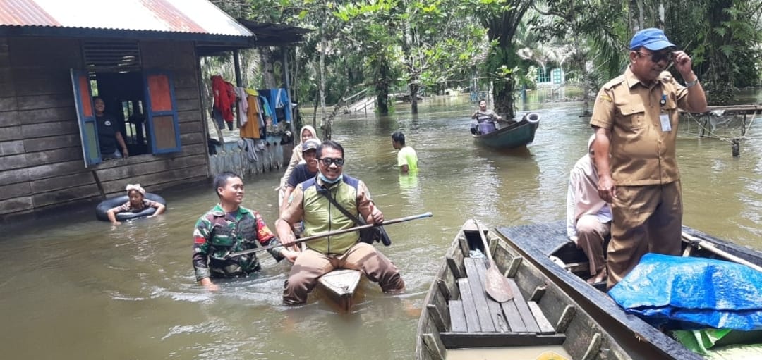 Banjir melanda sejumlah wilayah di Kabupaten Ketapang, Provinsi Kalbar. (Foto: Adi LC)