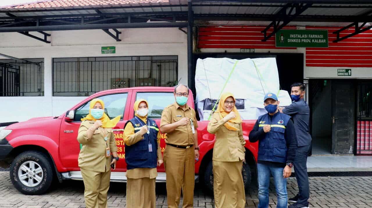 Kepala Dinas Kesehatan Provinsi Kalbar, Hary Agung Tjahyadi mengawal proses pendistribusian obat-obatan dan kelengkapan kesehatan lainnya ke daerah-daerah terdampak banjir di Kalbar. (Foto: Jauhari)