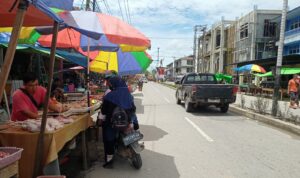 Sejumlah pedagang pasar tradisional Markasan Kota Nanga Pinoh, Melawi, terpaksa keluar dari area pasar guna mencari tempat yang aman dari genangan banjir. (Foto: Bahrum Sirait)