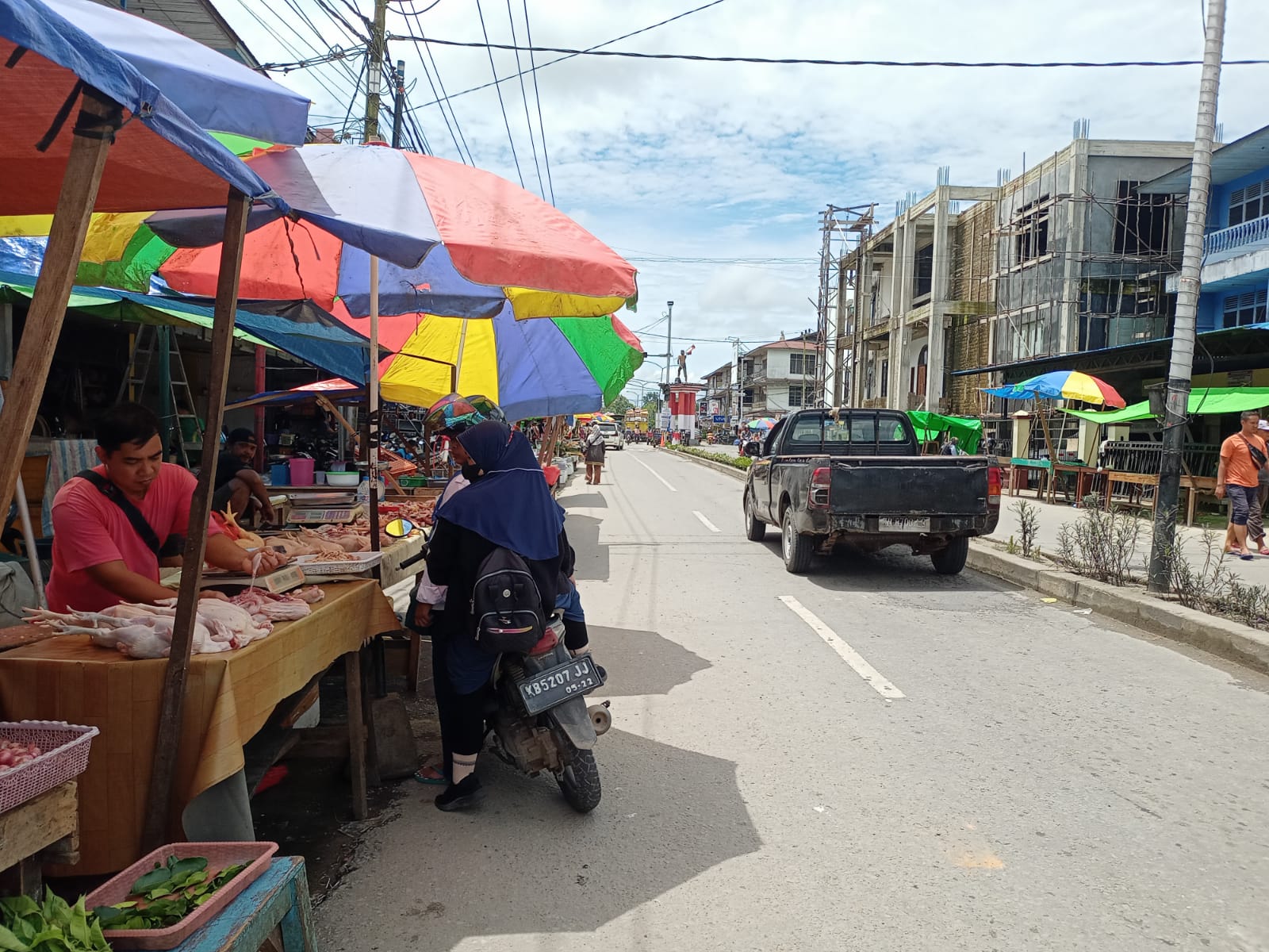 Sejumlah pedagang pasar tradisional Markasan Kota Nanga Pinoh, Melawi, terpaksa keluar dari area pasar guna mencari tempat yang aman dari genangan banjir. (Foto: Bahrum Sirait)