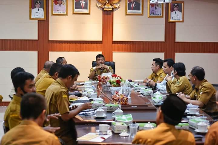 Suasana rapat koordinasi terkait kesiapan masing-masing bidang kepanitiaan MTQ ke-30 tingkat Provinsi Kalbar, di Ruang Rapat Bupati Ketapang, Selasa (11/10/2022). (Foto: Adi LC)