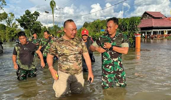 Sekda Ketapang, Alexander Wilyo bersama Dandim 1203 Ketapang, Letkol Inf Alim Mustofa meninjau langsung lokasi banjir di Kecamatan Simpang Hulu, Senin (10/10/2022). (Foto: Adi LC)