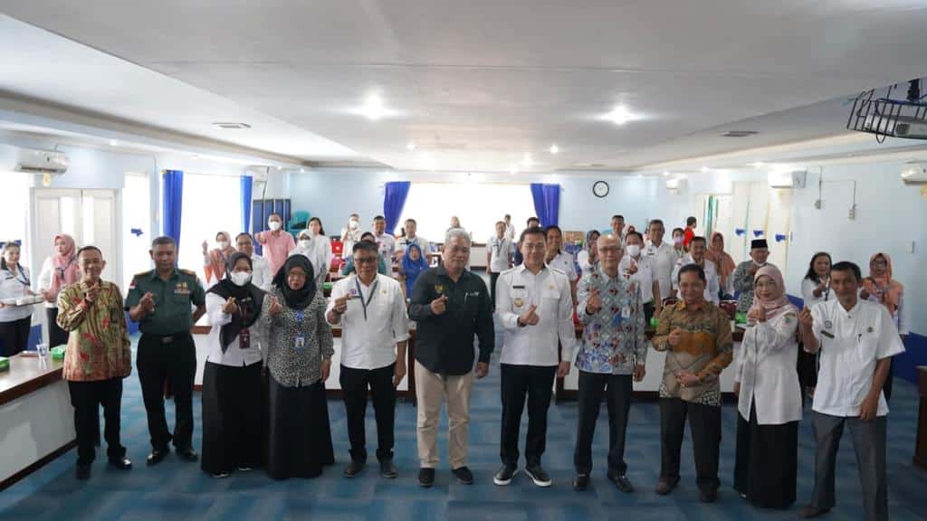 Bupati Kapuas Hulu, Fransiskus Diaan berfoto bersama peserta Rakor Tim Audit Kasus Stunting Kabupaten Kapuas Hulu Tahun 2022. (Foto: Ishaq)