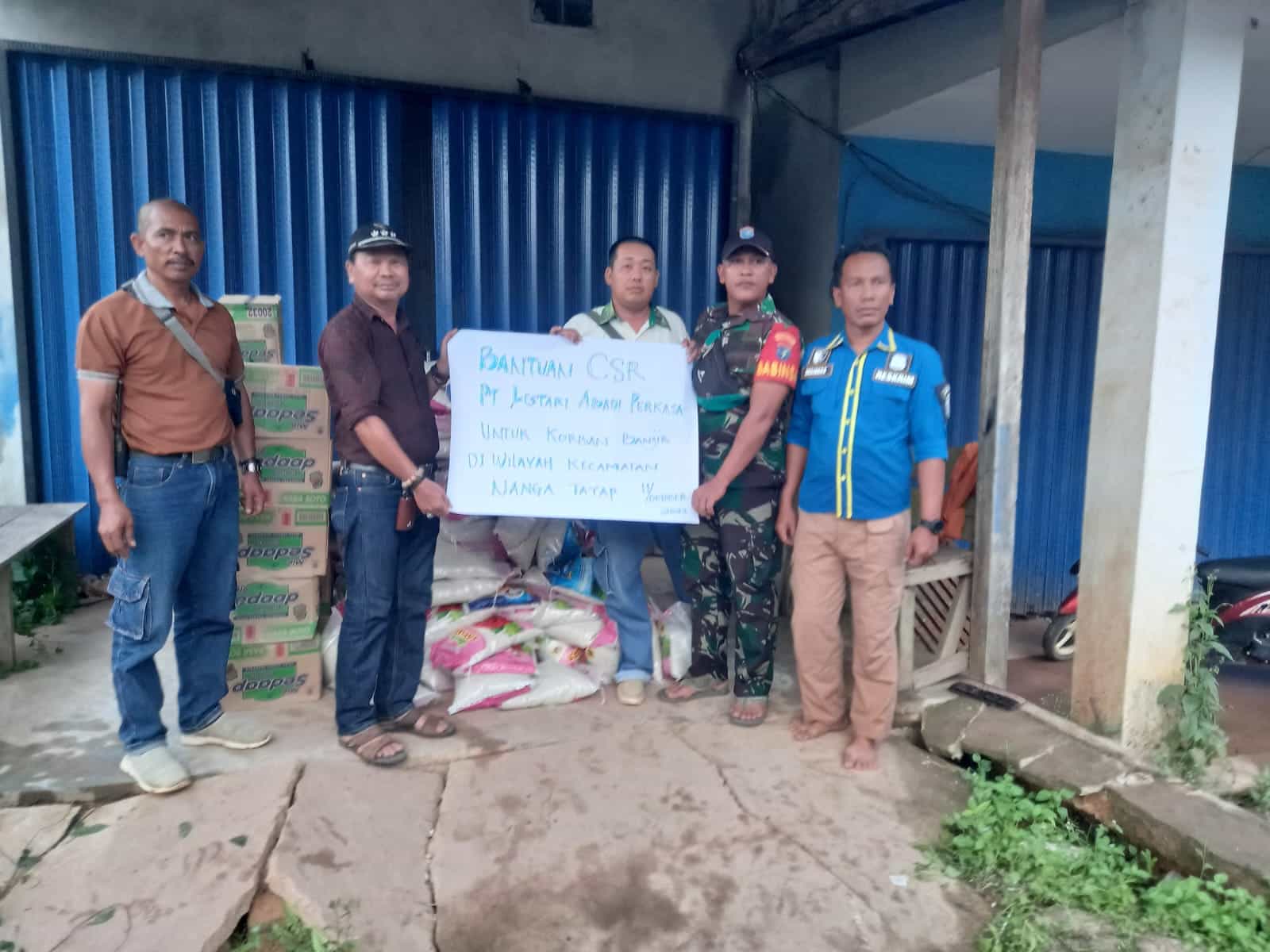 Secara simbolis bantuan bagi korban banjir dari PT LAP ini diterima oleh Camat Nanga Tayap, Monri. (Foto: Adi LC)