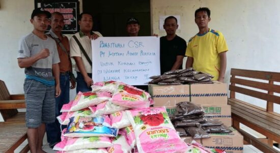 PT LAP menyalurkan bantuan sembako bagi korban banjir di Kecamatan Nanga Tayap. (Foto: Adi LC)