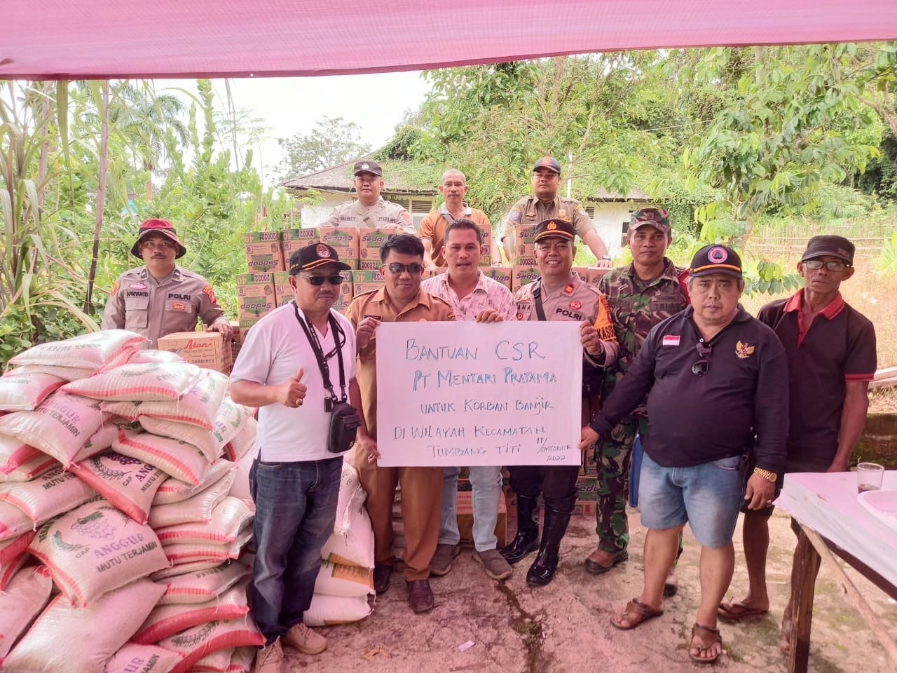 PT Mentari Pratama menyalurkan sejumlah paket sembako untuk masyarakat terdampak banjir di Kecamatan Tumbang Titi, di Posko Penanggulangan Banjir BPBD Kabupaten Ketapang. (Foto: Adi LC)