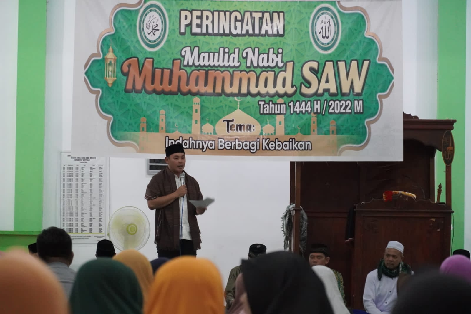 Wakil Bupati Kapuas Hulu, Wahyudi Hidayat memberikan kata sambutan pada acara Maulid Nabi Muhammad SAW 1444 H di Kecamatan Mentebah. (Foto: Ishaq)