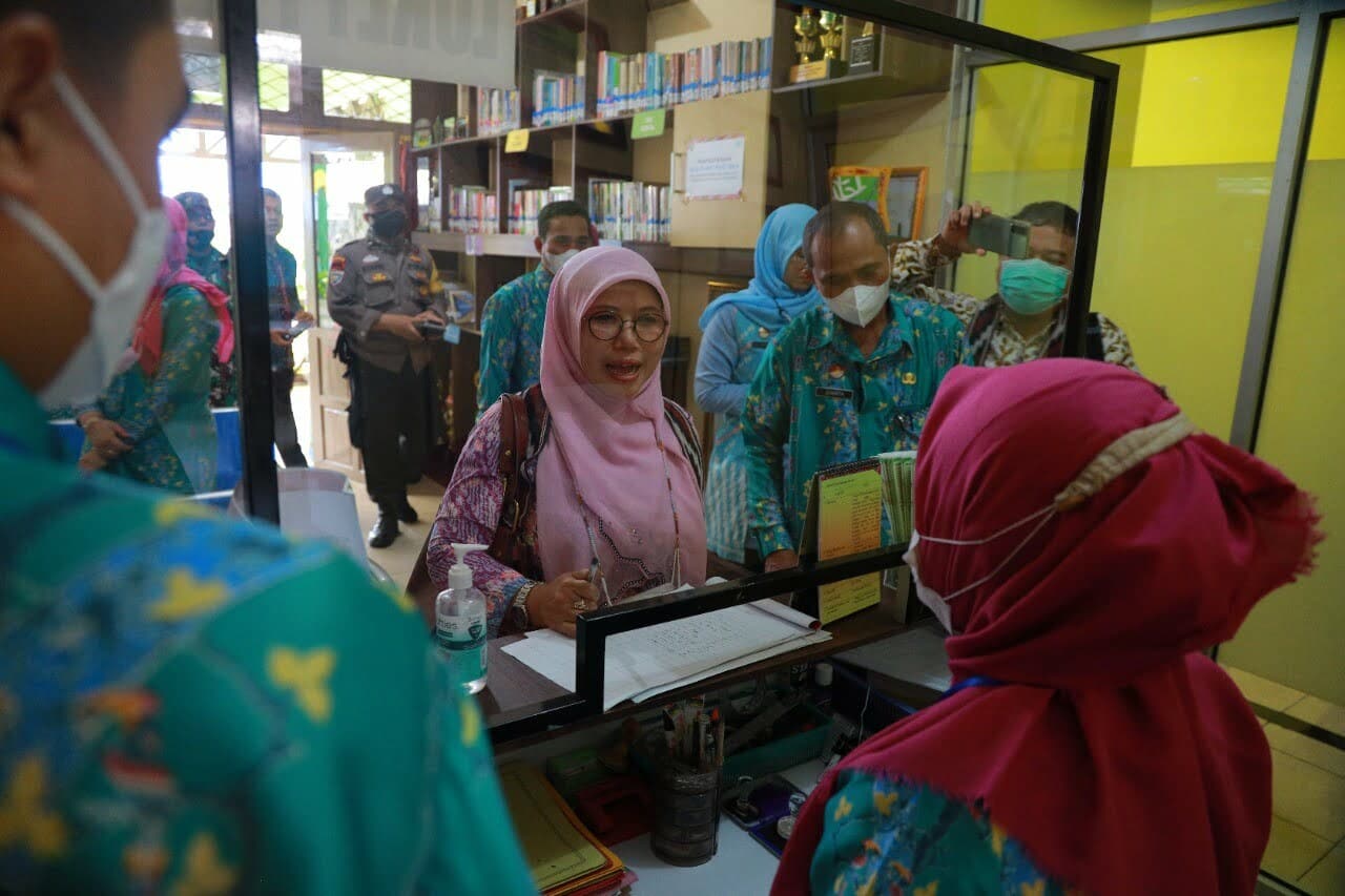 Tim penilai melakukan verifikasi lapangan lomba Kelurahan Regional III di Kelurahan Bangka Belitung Laut, Kecamatan Pontianak Tenggara. (Foto: Kominfo For KalbarOnline.com)
