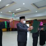 Prosesi pelantikan dan pengambilan sumpah tujuh pejabat eselon dua atau yang setara Kepala Dinas di Aula Sultan Syarif Abdurrahman, Jumat (14/10/2022). (Foto: Kominfo For KalbarOnline.com)