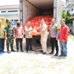 Penyerahan bantuan secara simbolis dilakukan oleh Kepala Biro Perekonomian Sekretariat Daerah Provinsi Kalbar, Frans Zeno kepada Wakil Bupati Melawi, Kluisen di halaman Kantor BPBD Melawi. (Foto: Bahrum Sirait)