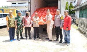 Penyerahan bantuan secara simbolis dilakukan oleh Kepala Biro Perekonomian Sekretariat Daerah Provinsi Kalbar, Frans Zeno kepada Wakil Bupati Melawi, Kluisen di halaman Kantor BPBD Melawi. (Foto: Bahrum Sirait)