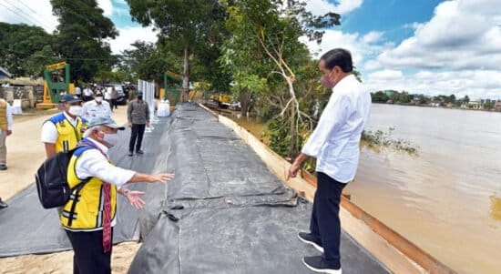 Presiden Jokowi saat meninjau geobag penahan banjir di Kelurahan Ladang, Kabupaten Sintang, Kalimantan Barat yang dibangun Kementerian PUPR. (Foto: Setpres For KalbarOnline.com)