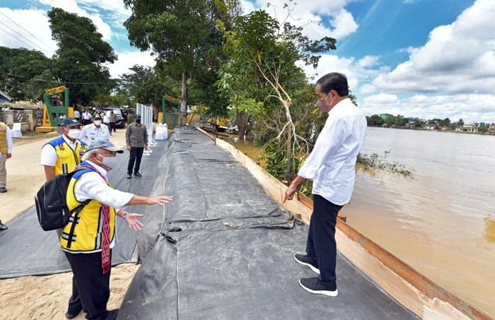 Presiden Jokowi saat meninjau geobag penahan banjir di Kelurahan Ladang, Kabupaten Sintang, Kalimantan Barat yang dibangun Kementerian PUPR. (Foto: Setpres For KalbarOnline.com)