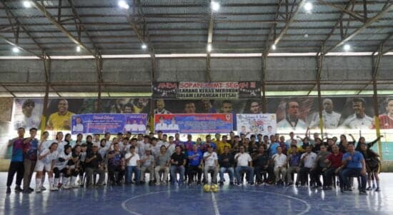 Tim Futsal Kapuas Hulu dan Tim Futsal Melawi berfoto bersama. (Foto: Ishaq)