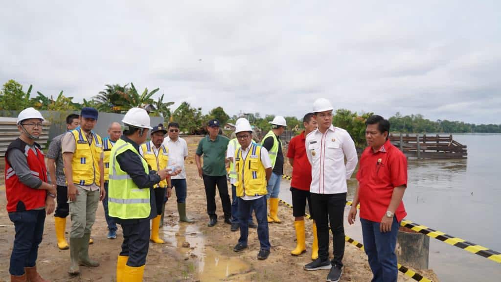 Bupati Kapuas Hulu, Fransiskus Diaan mendampingi Ketua Komisi V DPR-RI, Lasarus meninjau lokasi normalisasi danau di Kota Putussibau. (Foto: Ishaq)
