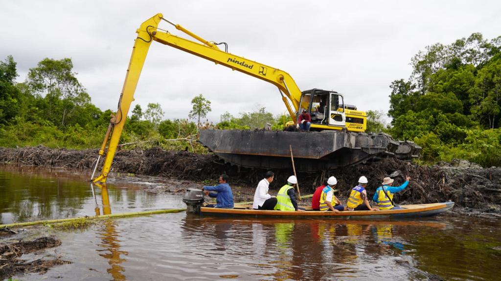 Bupati Kapuas Hulu Dampingi Ketua Komisi V DPR-RI Tinjau Normalisasi Danau di Kota Putussibau 1