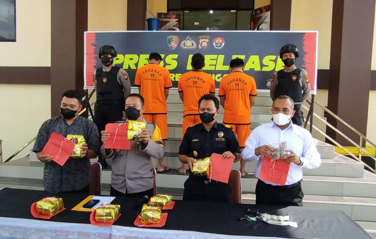 Polres Sanggau menggelar press release terkait pengungkapan kasus 7 kilogram sabu dan 2.136 butir pil ekstasi, di Lobi Polres Sanggau, Jumat (14/10/2022). (Foto: Jauhari)