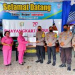 Sejumlah PJU Polres Melawi dan Bhayangkari Cabang Melawi menyalurkan bantuan sosial berupa sembako kepada personelnya yang terdampak banjir di wilayah hukum Polres Melawi, Kamis (13/10/2022). (Foto: Oktavianus)