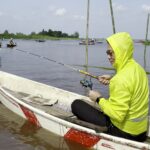 Wali Kota Pontianak, Edi Rusdi Kamtono memancing di Sungai Kapuas bersama peserta Turnamen Udang Galah. (Foto: Prokopim For KalbarOnline.com)