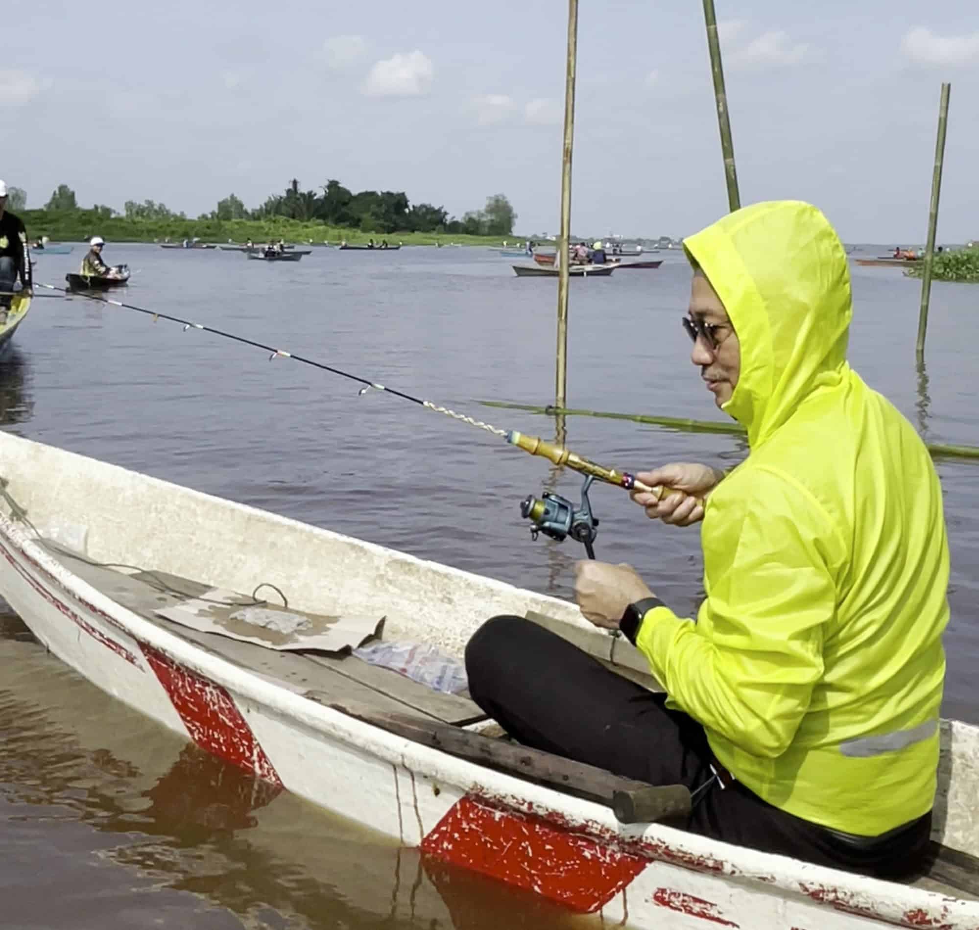 Wali Kota Pontianak, Edi Rusdi Kamtono memancing di Sungai Kapuas bersama peserta Turnamen Udang Galah. (Foto: Prokopim For KalbarOnline.com)