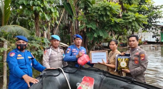 Proses penyaluran bantuan kepada warga di tiga desa Kecamatan Manis Mata, Kabupaten Ketapang. (Foto: Jauhari)