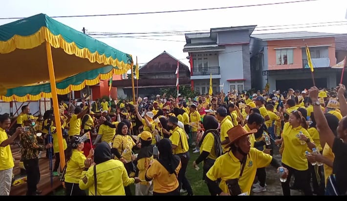 Jalan sehat dalam rangka HUT Partai Golkar ke-58 di Kapuas Hulu berlangsung sukses dan meriah. (Foto: Ishaq)