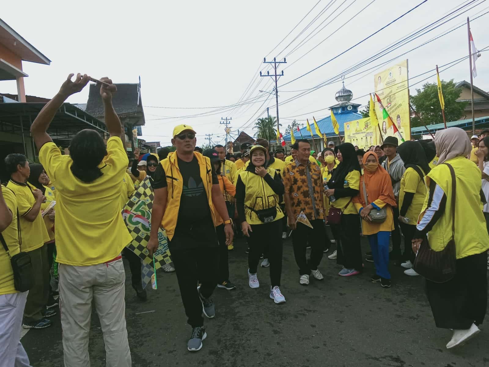 Ratusan warga Kapuas Hulu terlihat sangat antusias mengikuti kegiatan jalan sehat HUT Partai Golkar ke-58, pada Minggu (16/10/2022). (Foto: Ishaq)