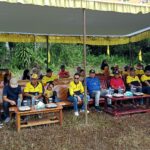 Bupati dan Wakil Bupati Melawi, Dadi Sunarya Usfa Yursa-Kluisen turut menghadiri kegiatan jalan sehat dalam rangka menyemarakkan HUT Partai Golkar ke-58 yang digelar DPD Golkar Melawi. (Foto: Bahrum Sirait)