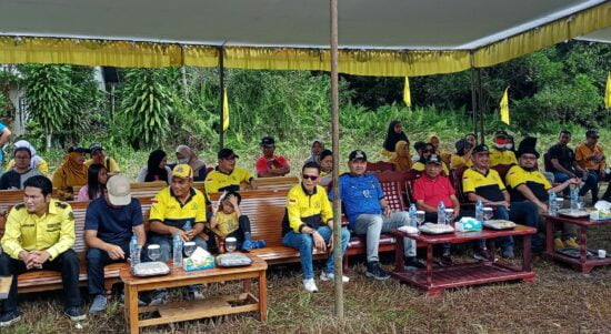 Bupati dan Wakil Bupati Melawi, Dadi Sunarya Usfa Yursa-Kluisen turut menghadiri kegiatan jalan sehat dalam rangka menyemarakkan HUT Partai Golkar ke-58 yang digelar DPD Golkar Melawi. (Foto: Bahrum Sirait)