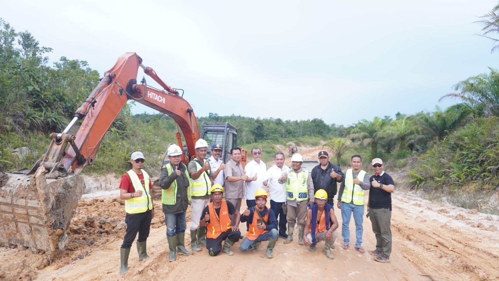 Ketua Komisi V DPR RI, Lasarus berfoto bersama di sela-sela meninjau pembangunan jalan paralel perbatasan ruas Balai Karangan - Badau, Kalimantan Barat. (Foto: Jauhari)